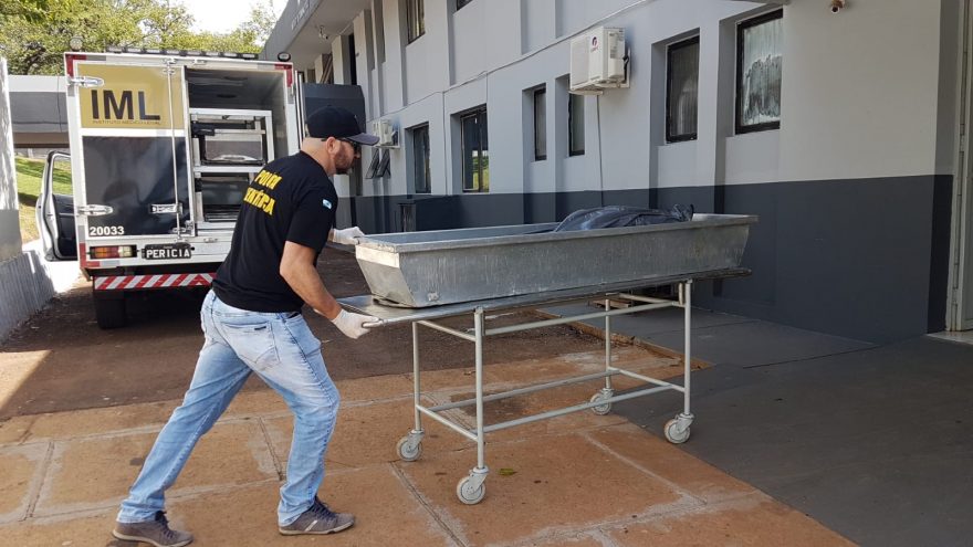 Corpo de Eliane Aparecida dos Santos, vítima de disparos de arma de fogo no Santa Cruz, é levado ao IML