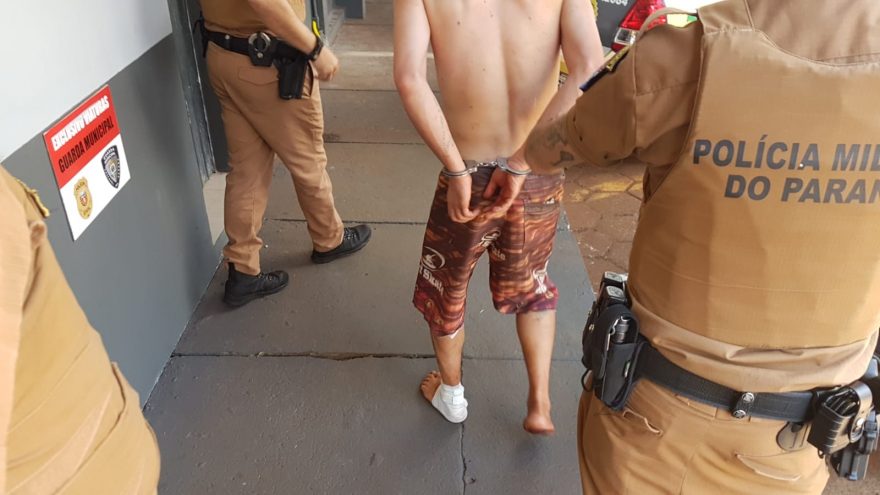 Homem que fez a companheira refém em residência no Pioneiros Catarineses é levado à Delegacia