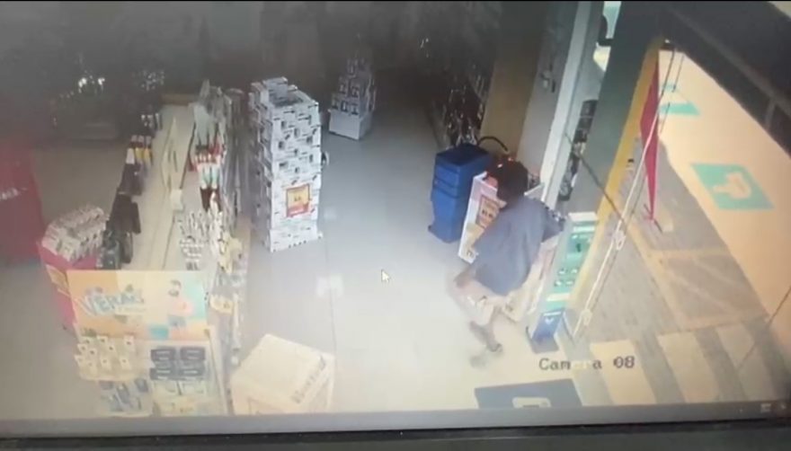 Vídeo mostra homem realizando furto em farmácia na Região Central