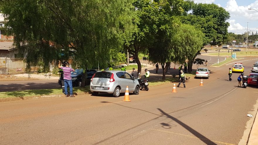 Equipes da PM e Transitar fecham viaduto da Avenida Olindo Periolo e todos os motoristas são abordados