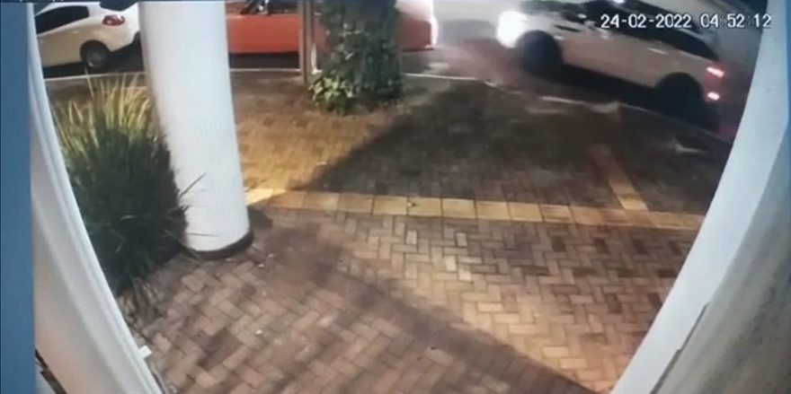 Range Rover colide em Opala estacionado no Centro de Cascavel