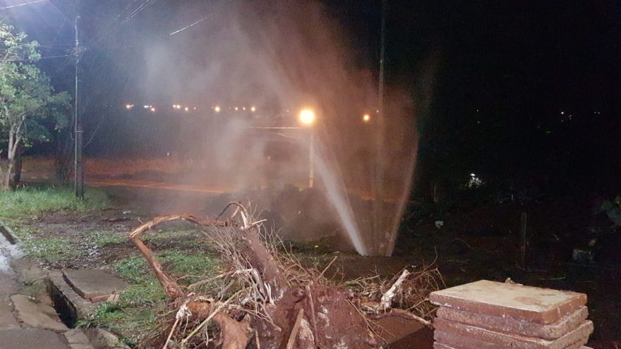 Desperdício: Água jorra de tubulação em terreno baldio
