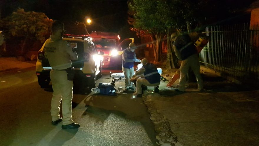 Homem é socorrido pelo Siate após levar garrafada na cabeça, no Bairro Interlagos