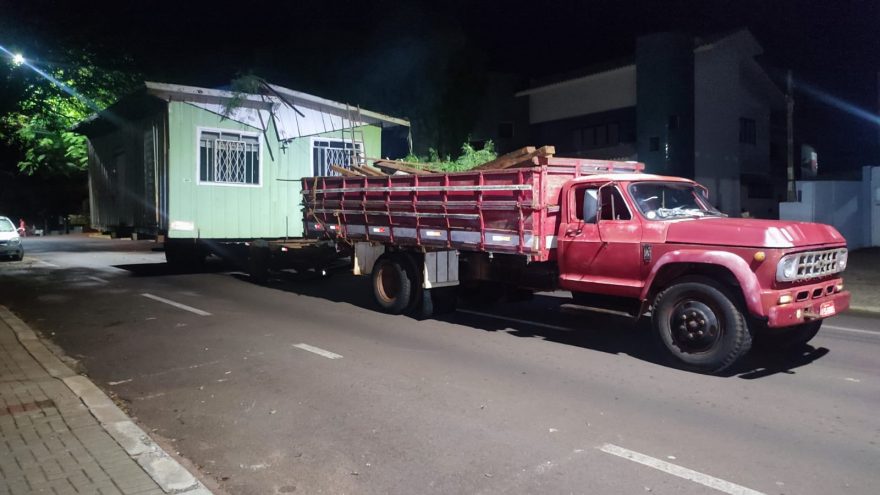 Casa de madeira é transportada do Centro para a Estrada Rio da Paz