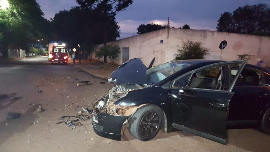 Passageira do transporte coletivo é socorrida pelo Siate após ônibus colidir com carro no Bairro XIV de Novembro