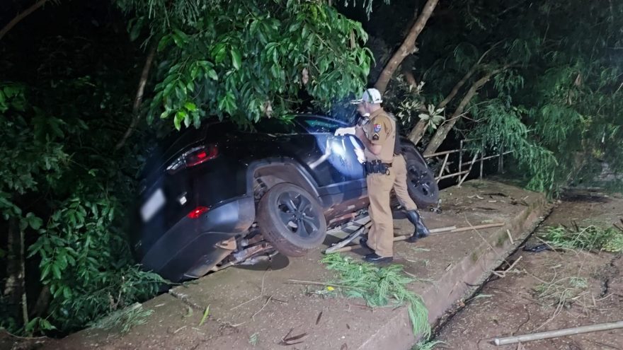 Condutora perde controle de Jeep Compass e quase cai em riacho no Periolo
