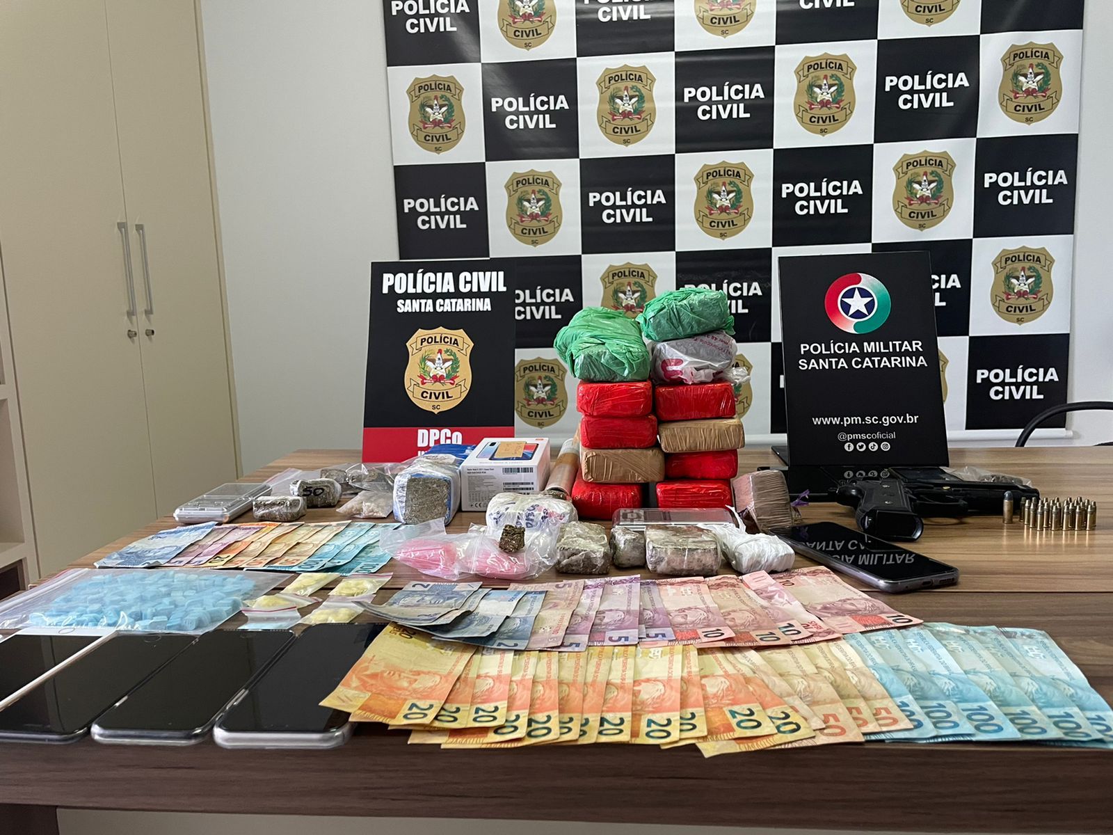 Ação conjunta combate o tráfico, realiza prisões e apreende drogas em Imbituba