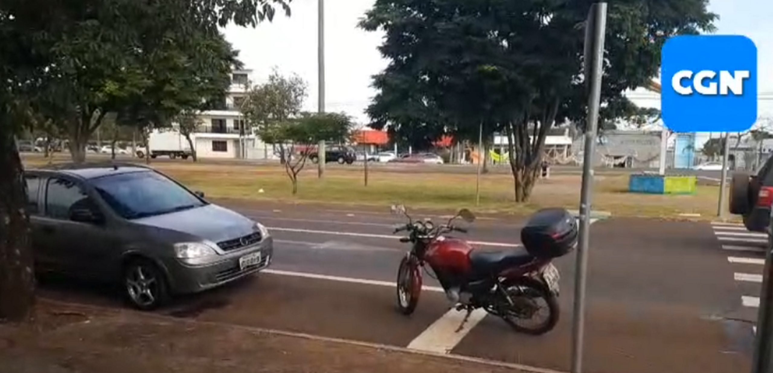 Homem de 54 anos fica ferido após colisão envolvendo carro e moto na Av. Tancredo Neves