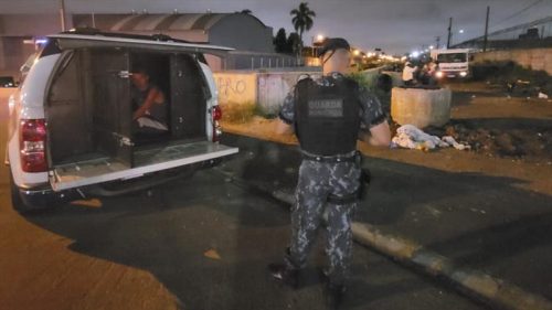 Curitiba – Foragido da Justiça é preso em abordagem social a moradores de rua Imagem referente a Curitiba – Foragido da Justiça é preso em abordagem social a moradores de rua