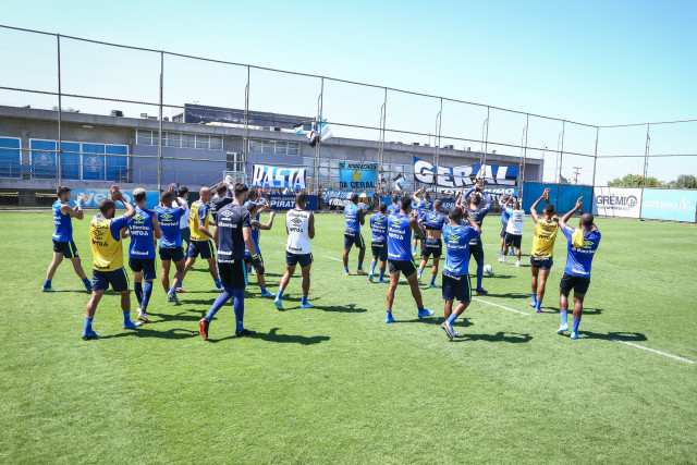 Grêmio recebe apoio da torcida no último treino antes do Gre-Nal