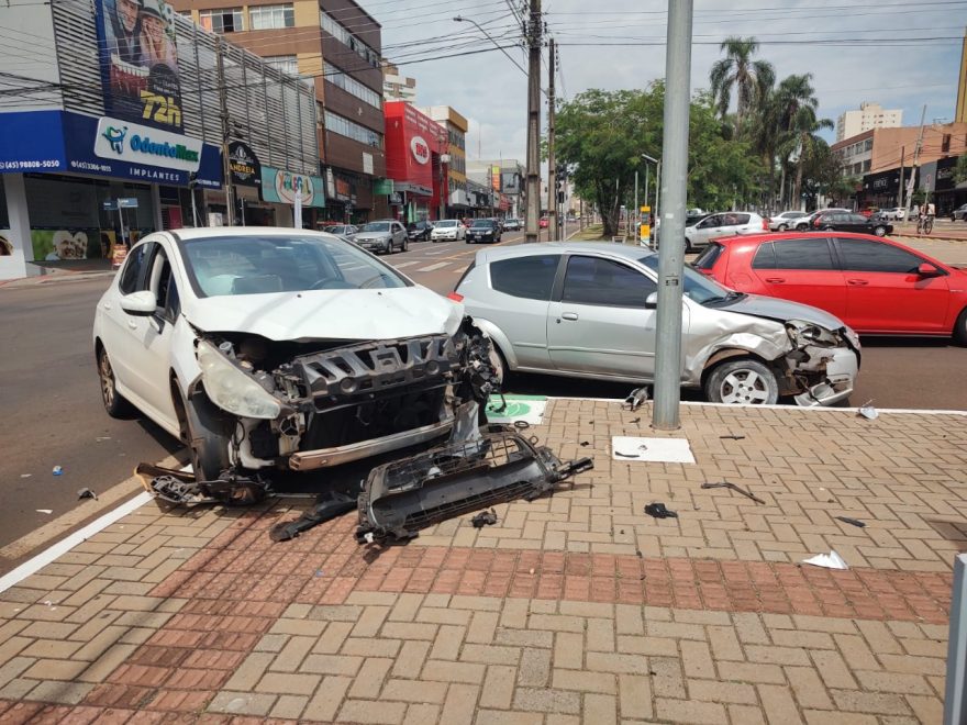 Veículos se envolvem em forte colisão na Região Central de Cascavel