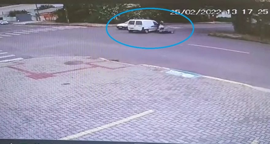 Veja o momento da colisão entre carro e moto no Parque São Paulo