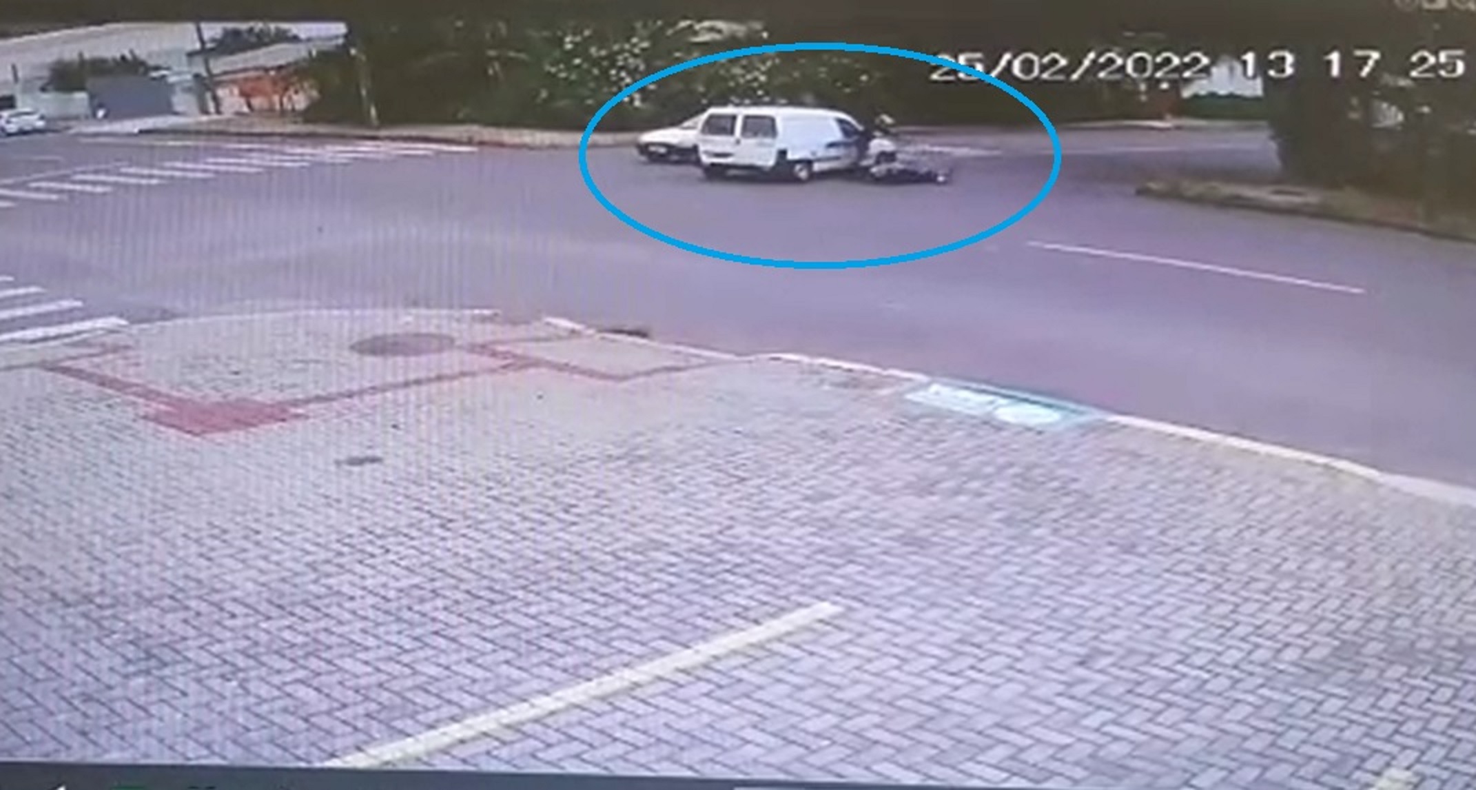 Veja o momento da colisão entre carro e moto no Parque São Paulo