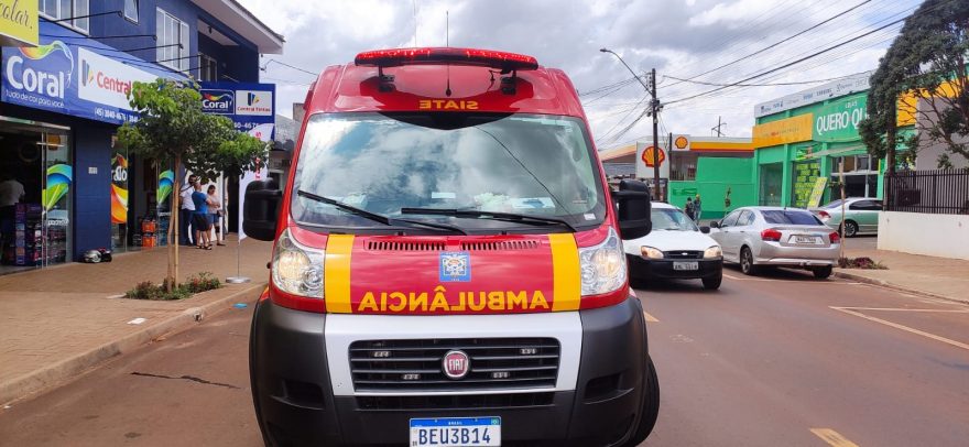 Casal fica ferido em colisão entre carro e moto no Floresta