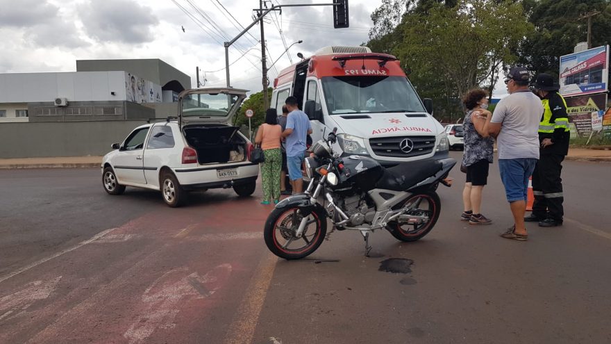 Carro e moto se envolvem em colisão na esquina do Detran