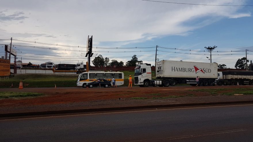 Colisão traseira entre caminhão e carro é registrada na rodovia BR-277