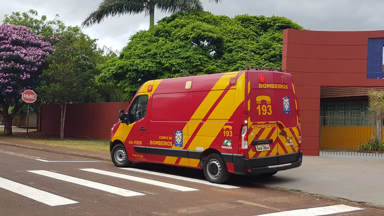 Criança de 11 anos correndo cai e fratura antebraço