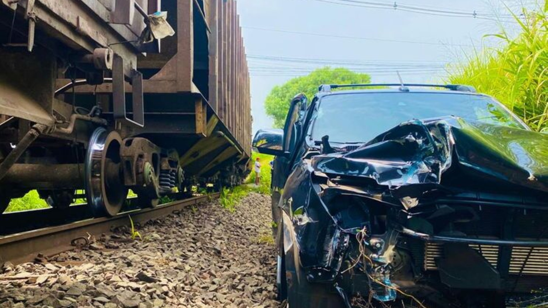 Colisão entre caminhonete e trem acontece no Paraná
