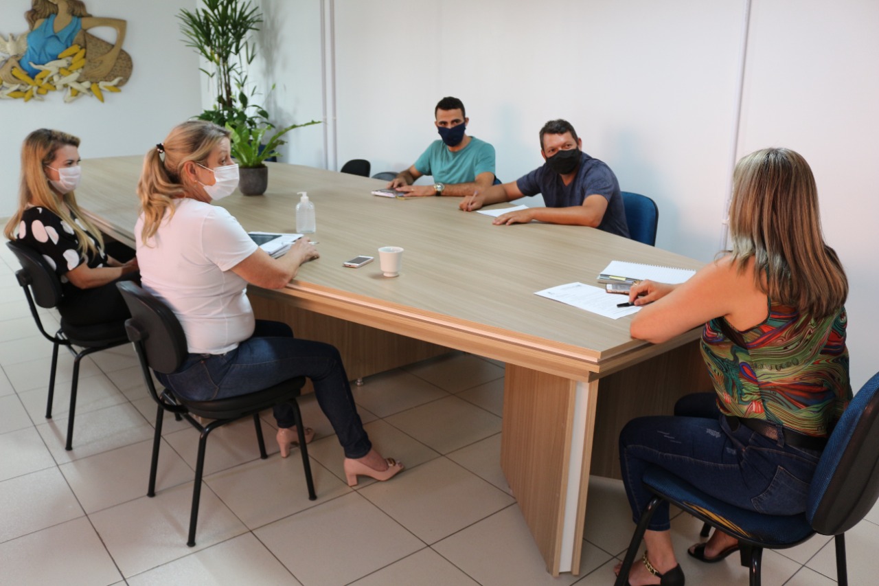 Secretária de Educação se reúne com representantes da Agricultura Familiar