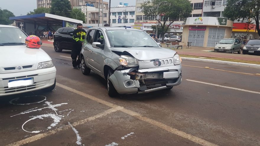 Colisão entre dois carros e uma moto gera transtornos no centro de Cascavel