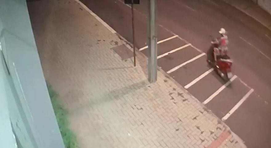 Motocicleta é furtada no Centro de Cascavel; veja o momento da ação criminosa