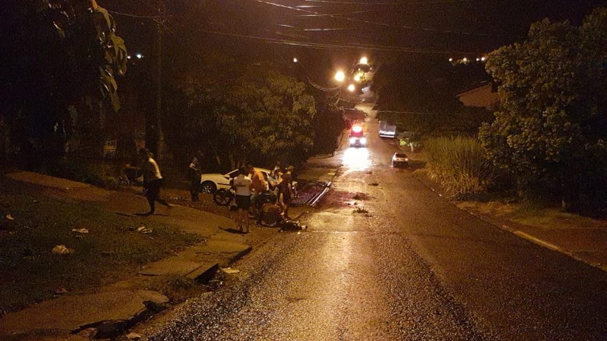 Jovem motociclista fica ferido após colidir com carro