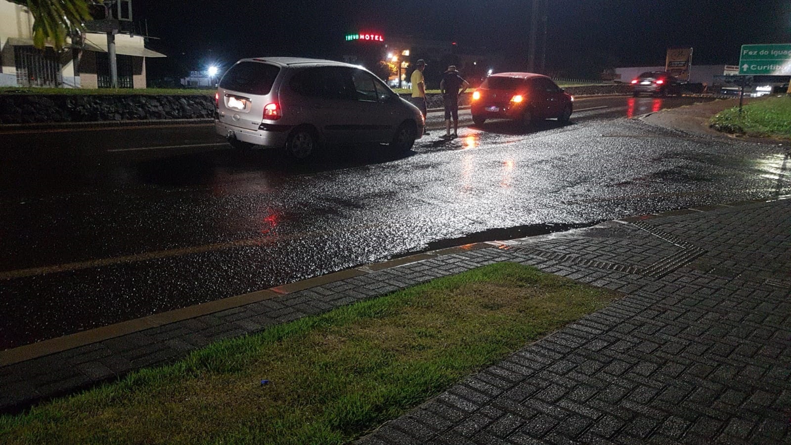 Colisão de trânsito é registrada no viaduto da Carelli