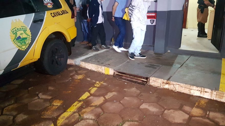 Três detidos são levados até a 15ª Subdivisão Policial pela PM