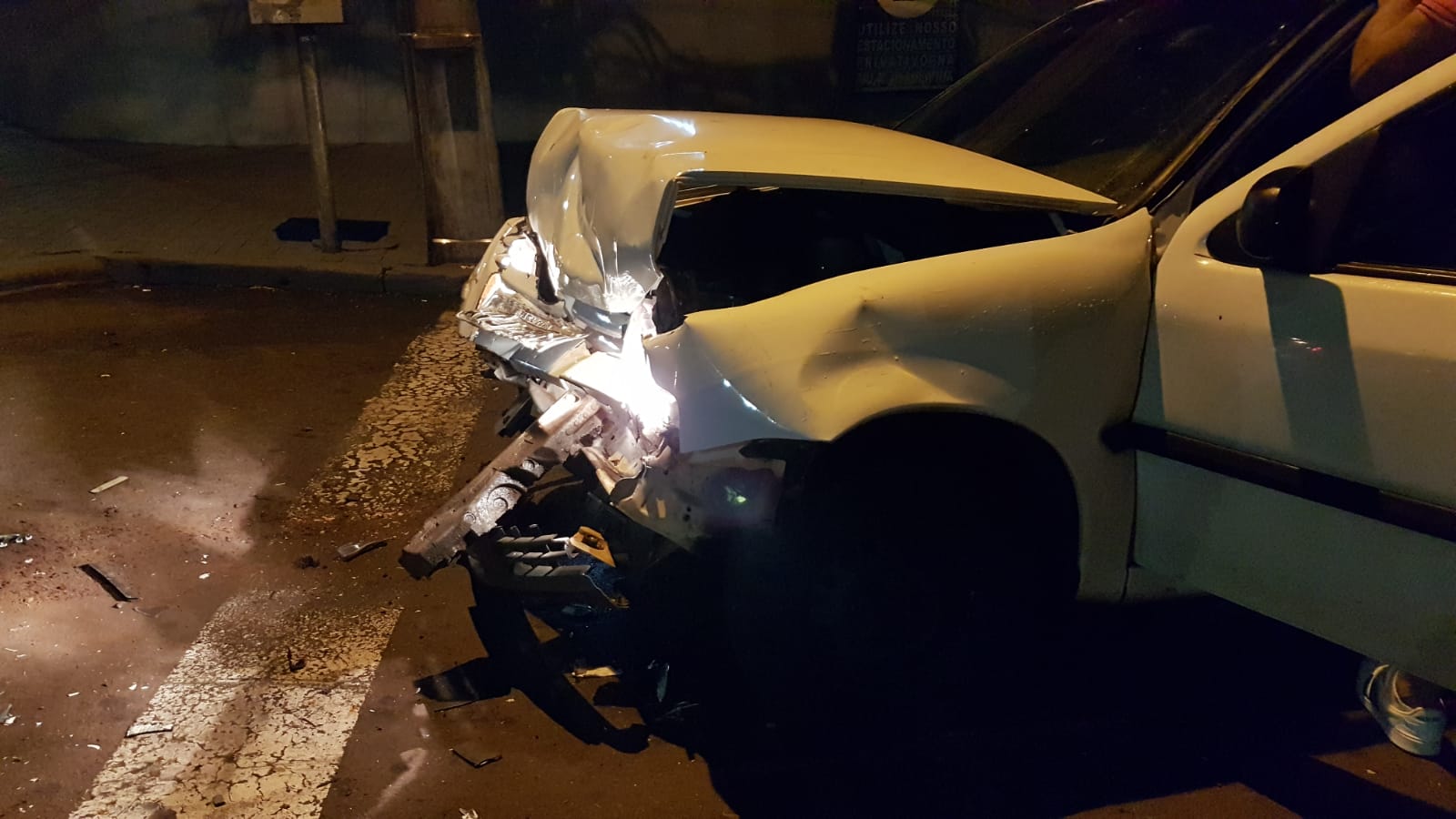 Mulher fica ferida após forte colisão no centro