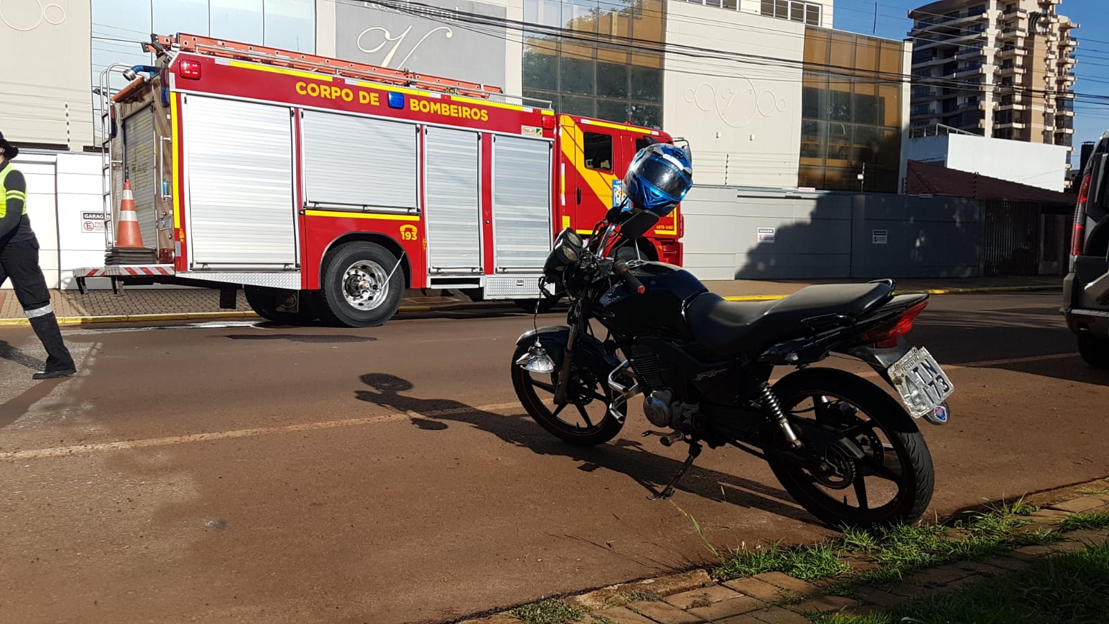 Caminhão do Corpo de Bombeiros se envolve em colisão com motociclista no Centro de Cascavel