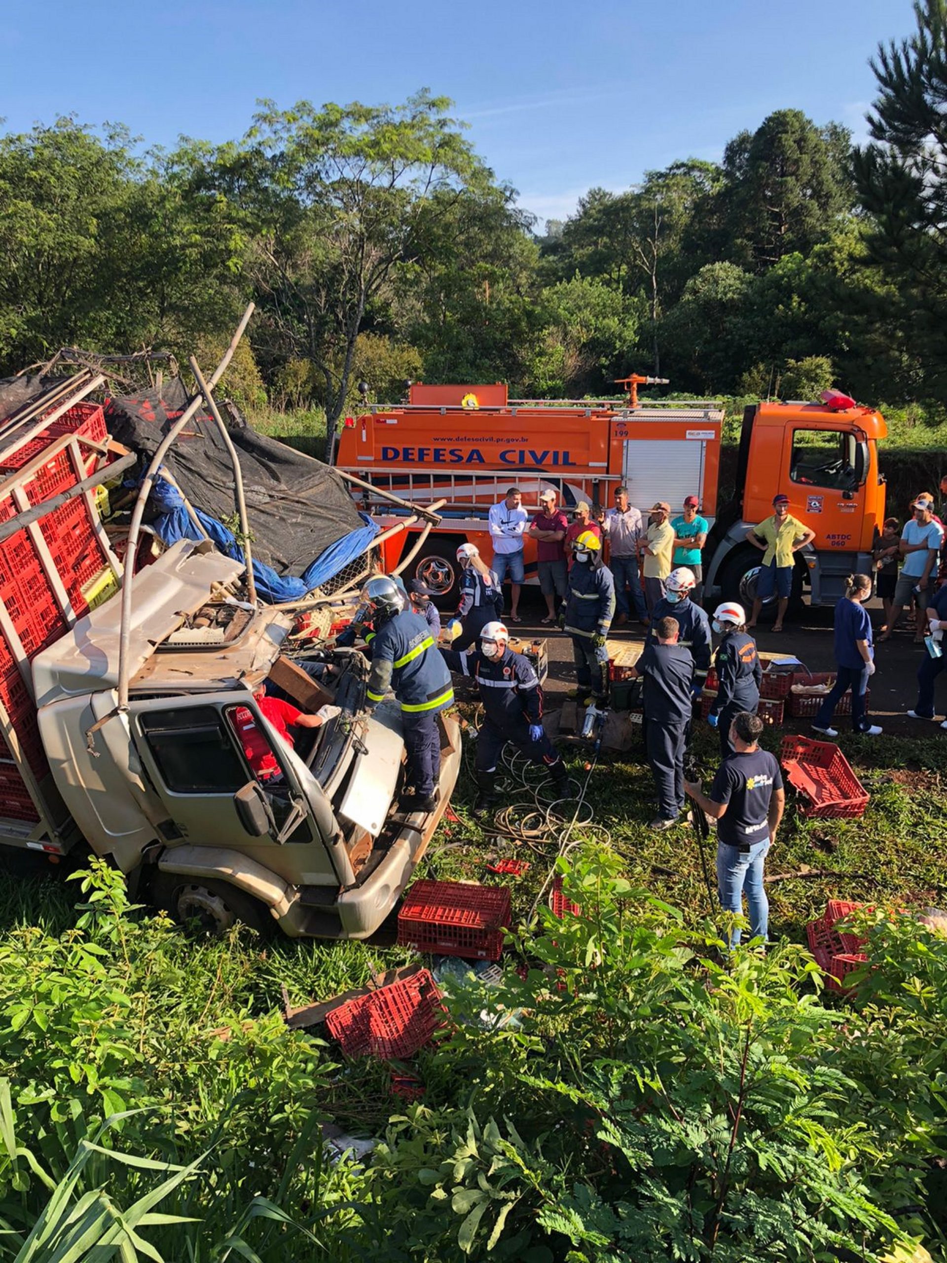Colisão entre dois caminhões mobiliza aeromédico na PR-484