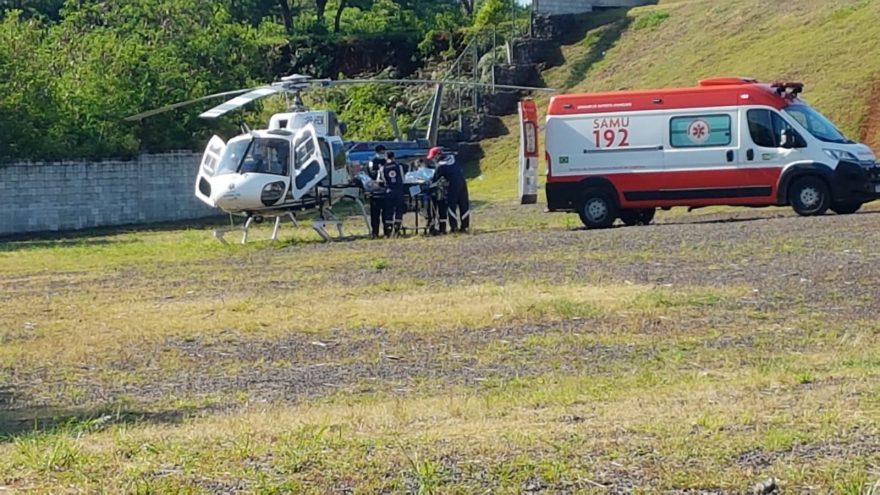 Vítima de grave colisão entre caminhões é transportada de helicóptero para HU de Cascavel