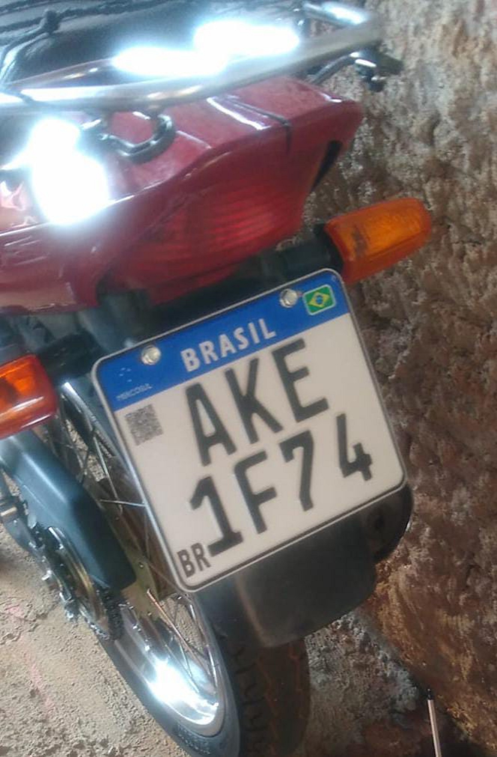 Placa cai de moto e internauta tenta encontrar