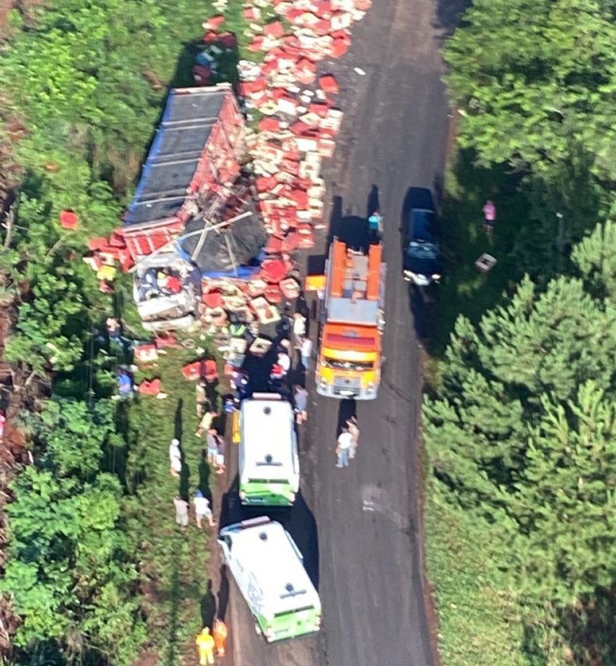 Imagens aéreas mostram trecho em que caminhões se envolveram em acidente na PR-484