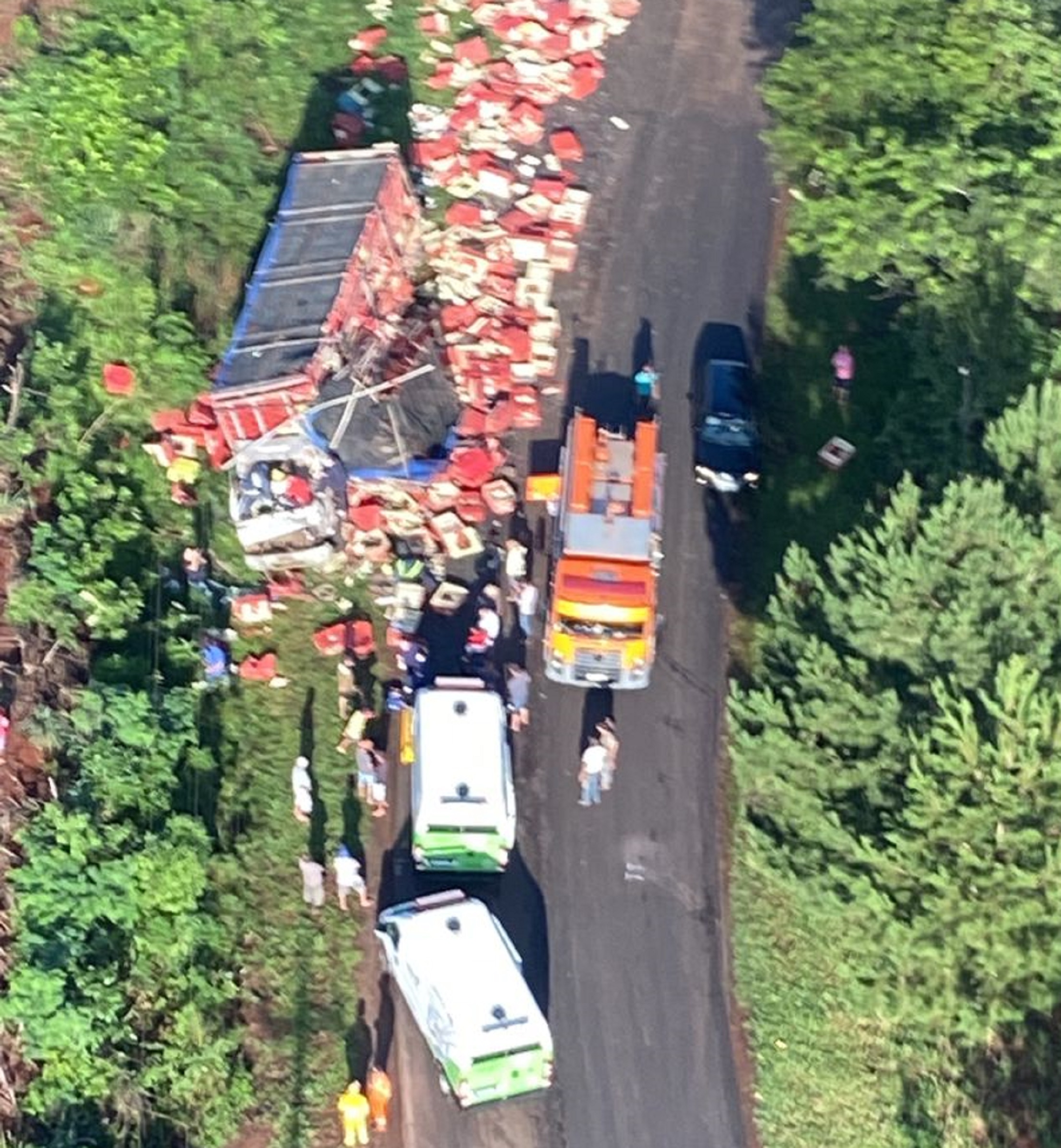 Imagens aéreas mostram trecho em que caminhões se envolveram em acidente na PR-484