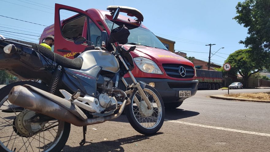 Rapaz fica ferido após colisão envolvendo carro e moto na Rua Souza Naves, em Cascavel