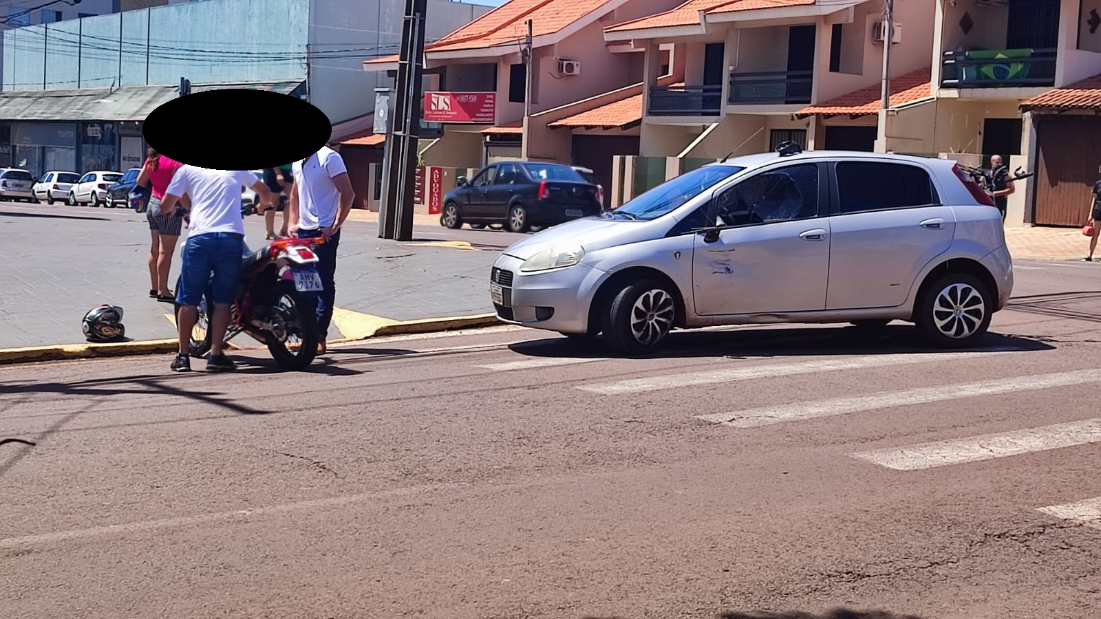 Acidente entre carro e moto é registrado na Av. Toledo