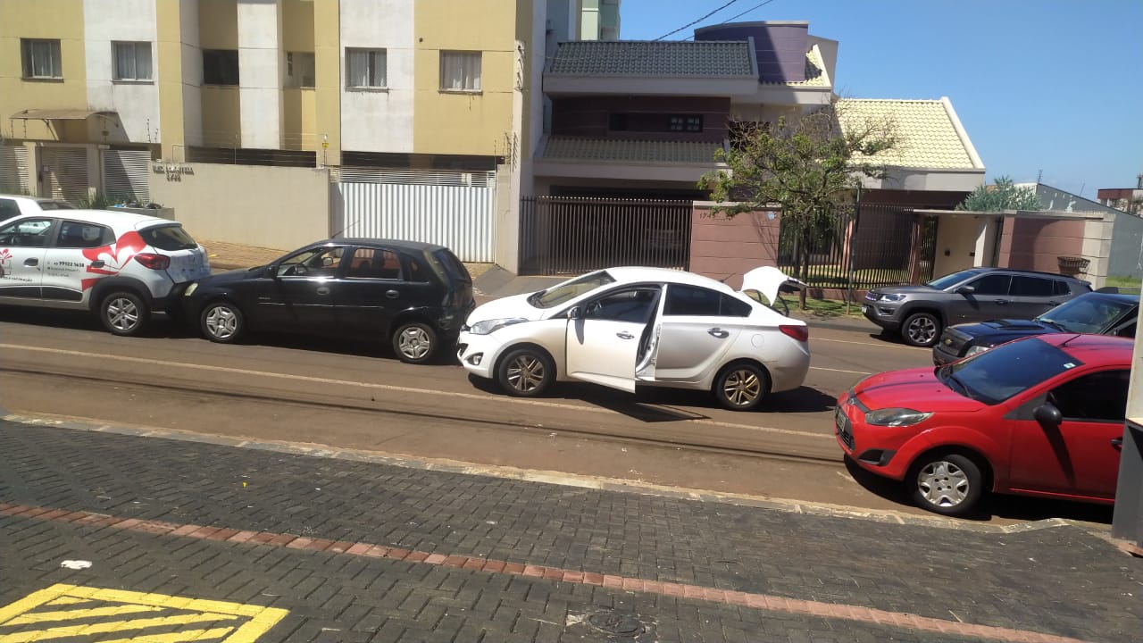 Engavetamento é registrado na Rua Vitória, em Cascavel