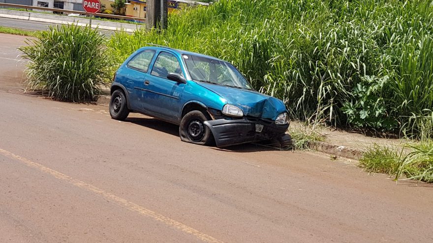 Carro fica com a frente destruída após bater contra poste às margens da PRc-467
