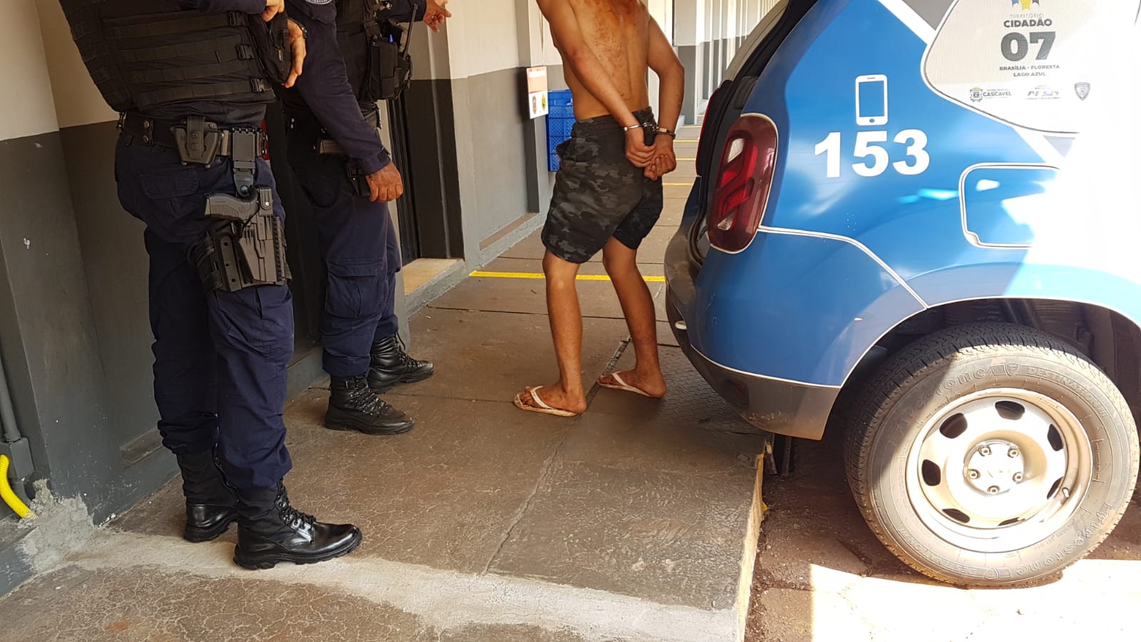 Homem é detido ao ameaçar vizinhos com pedra