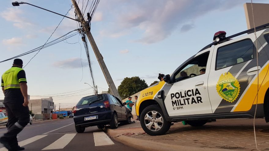 Carro colide em poste, que fica “pendurado” no Floresta