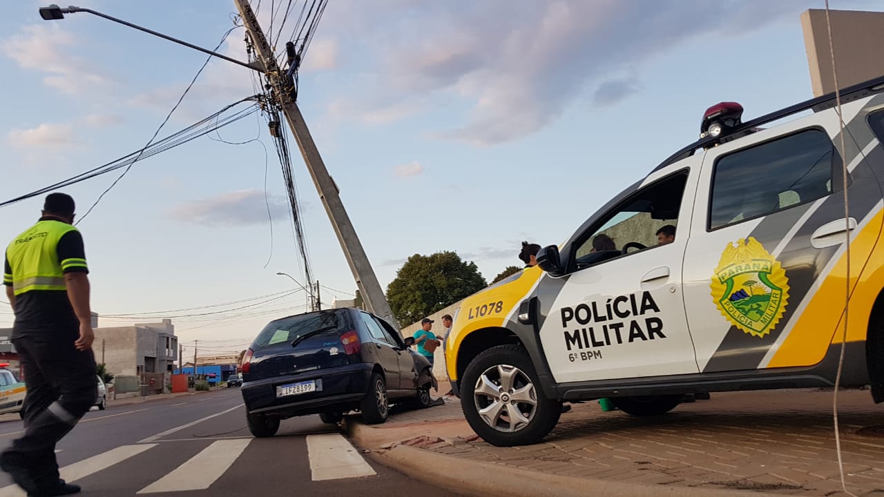 Carro colide em poste, que fica “pendurado” no Floresta
