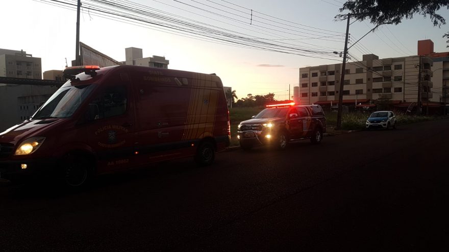 Corpo de Bombeiros e Samu prestam atendimentos a jovem que ameaçava se jogar de prédio