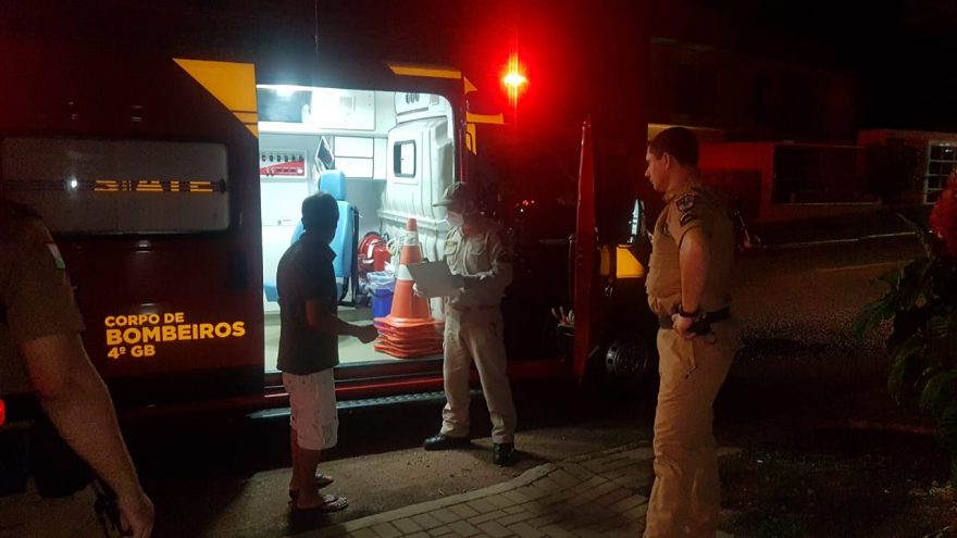 Homem parte para cima da filha e do genro com faca e acaba ferido por uma “pá” no Bairro Cataratas