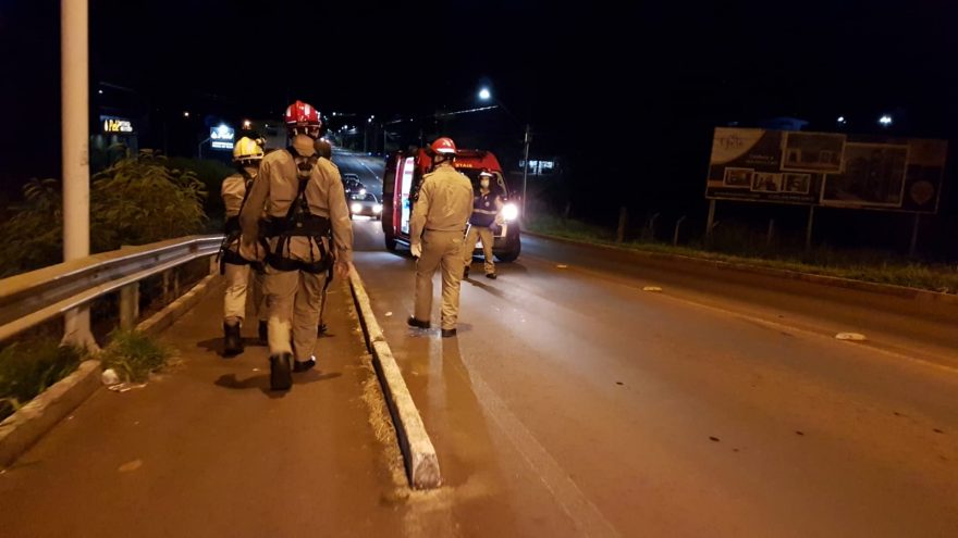 Jovem em surto é socorrido no viaduto da Avenida Piquiri, em Cascavel