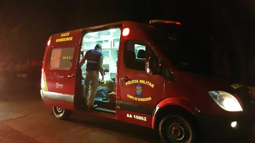 Após discussão, pai esfaqueia o filho e é preso; Rapaz de 25 anos precisou ser socorrido pelo Siate
