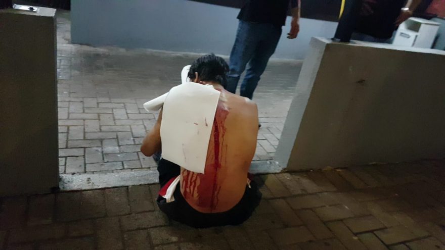 Rapaz é agredido e esfaqueado por grupo de jovens na Região Central
