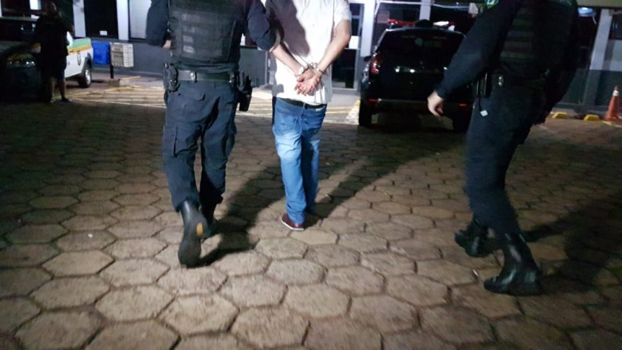Após causar confusão em tabacaria no Centro, homem é detido acusado de dar ‘garrafada’ em outro cliente