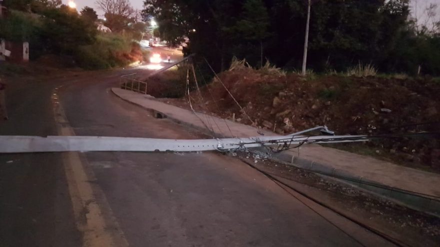 Nova colisão de trânsito derruba postes na Rua Indira Gandhi, em Cascavel