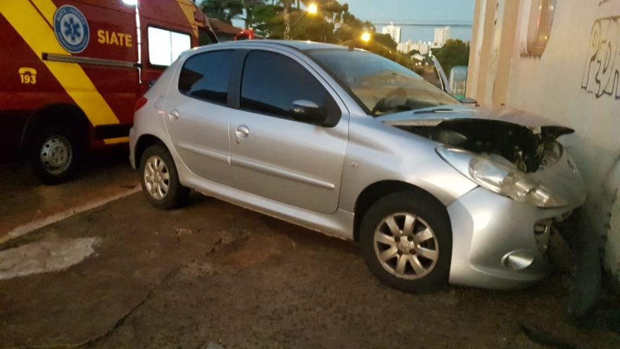 Motorista perde o controle da direção e bate contra prédio na Região Central